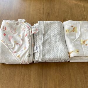 BUNDLE OF 3 PCS BABY BATH TOWEL AND 2 LARGE SWADDLING BLANKETS.